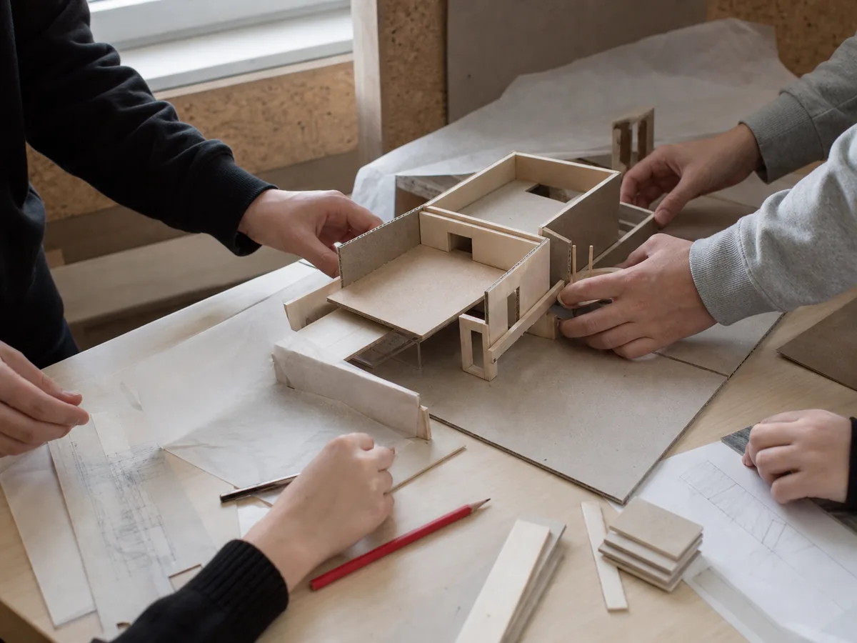 Dettaglio di materiali didattici e modello di apprendimento in uno spazio scolastico luminoso