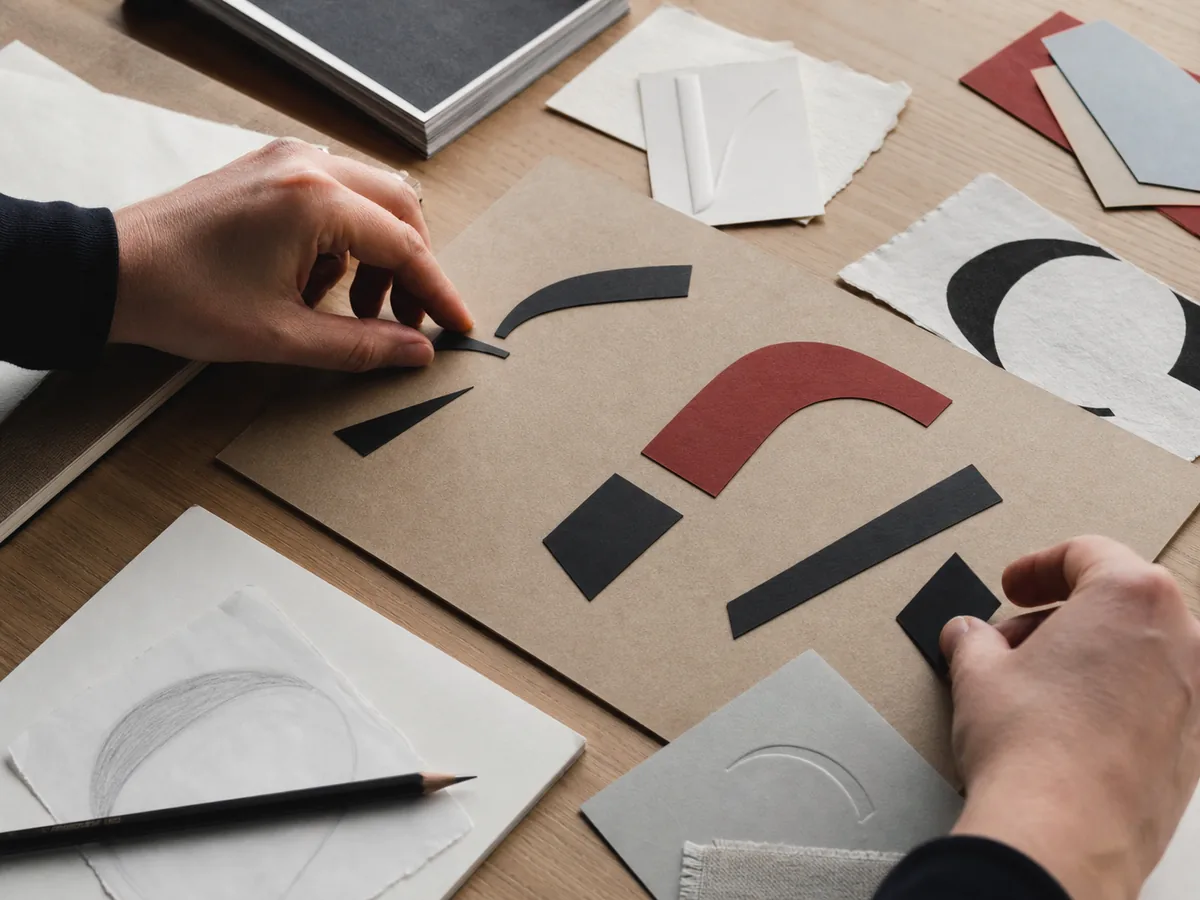 Prove tipografiche stampate e campioni di materiali disposti su un piano chiaro