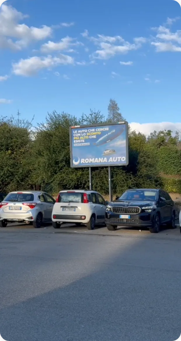 Affissione Romana Auto in un parcheggio, con l'offerta in evidenza